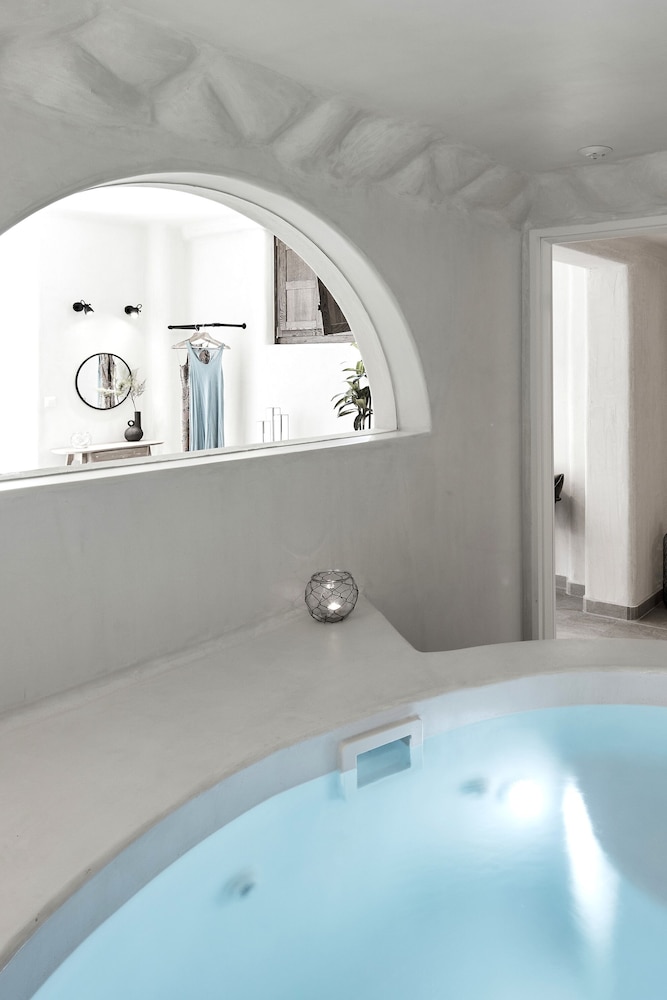 Superior Suite with Indoor Hot Tub - Photo 15