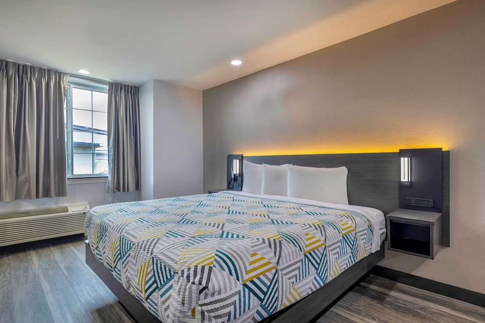 Deluxe Suite, 1 King Bed, Smoking, Refrigerator & Microwave - Photo 10