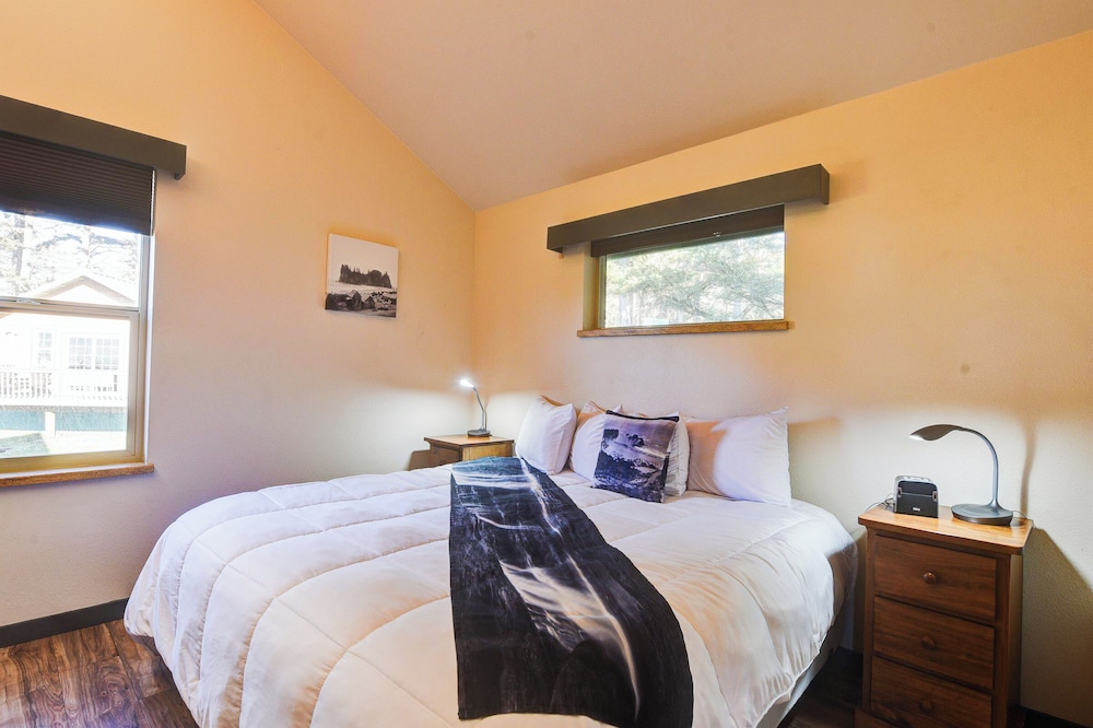 Luxury Cabin, 1 King Bed, Ocean View photo 3