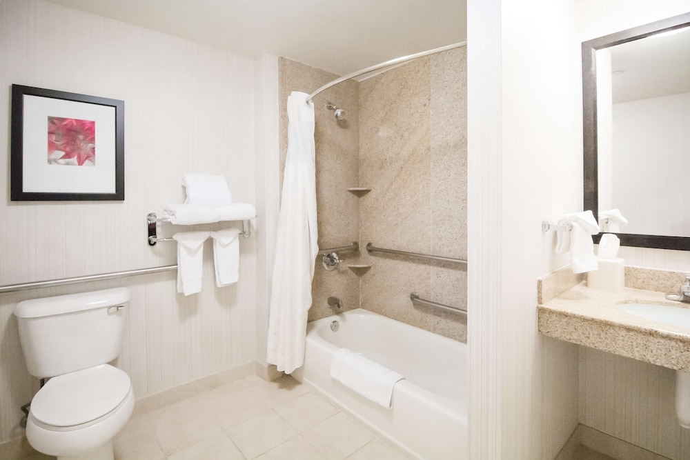 Room, 2 Queen Beds, Mobility Accessible, Bathtub - Photo 4