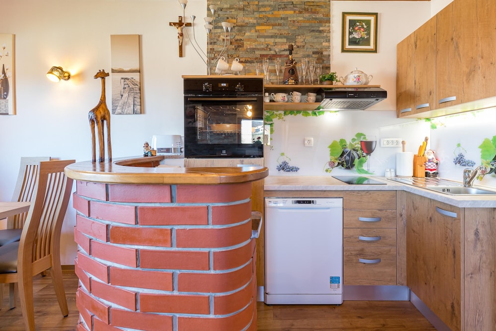 Family House, Multiple Bedrooms, Mountainside (Vineyard Cottage Bahor) photo 3