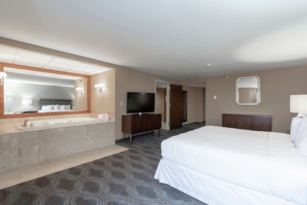 Suite, 1 King Bed, Jetted Tub (Newly Renovated) photo 2