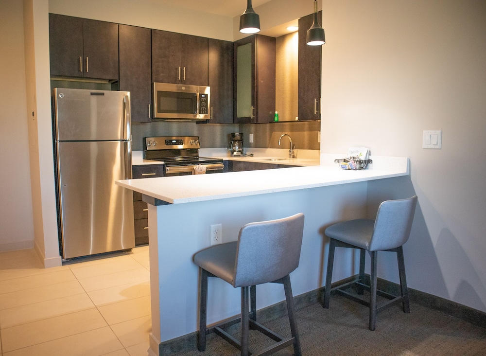 Suite, 1 Bedroom, Corner - Photo 4