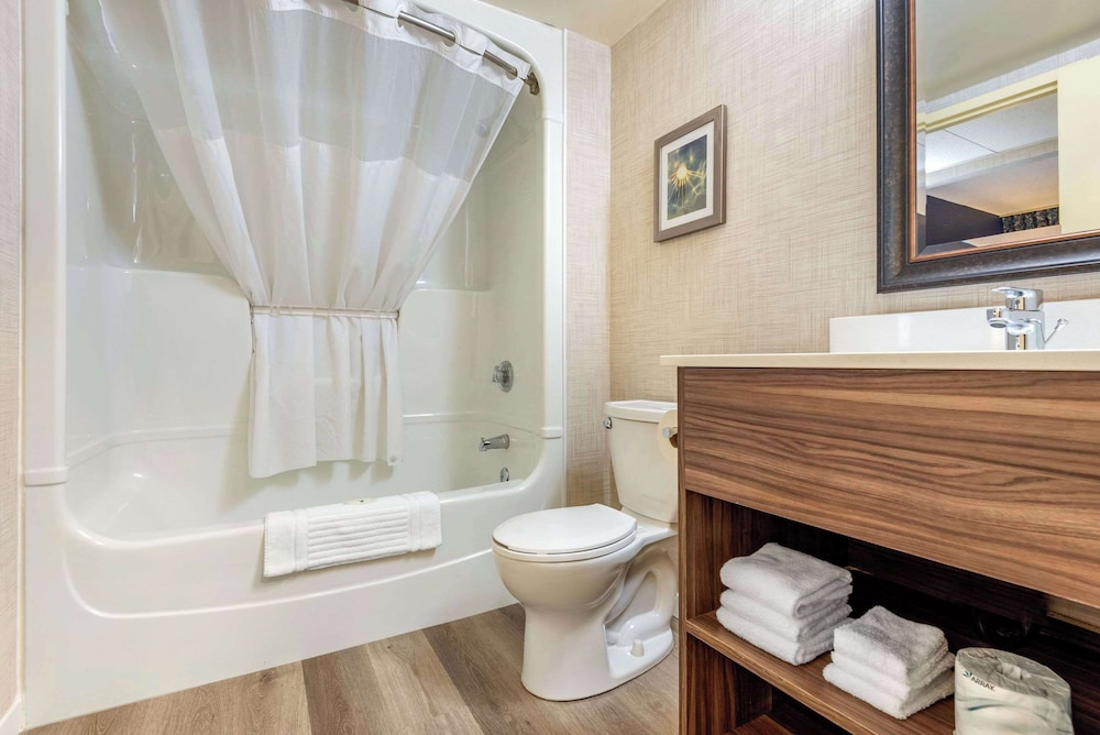 Suite, Non Smoking (1 King Bed, 1 Double Bed) - Photo 9