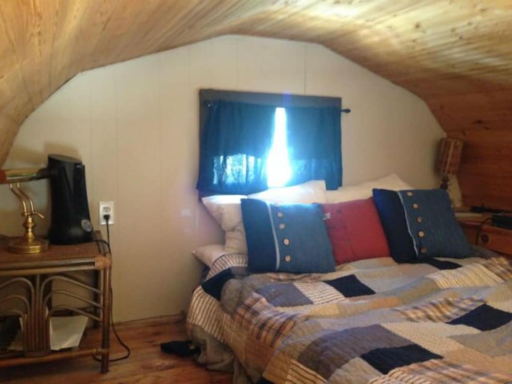 Cottage, 2 Bedrooms (RV on-site with additional beds) photo 3