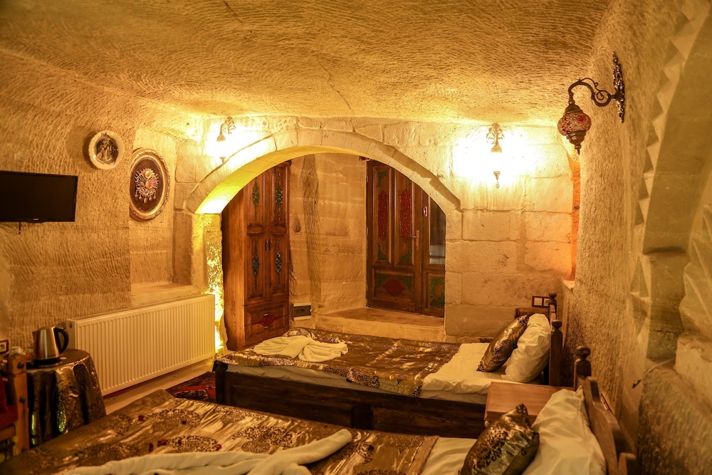 (103) Deluxe Cave Suite photo 2