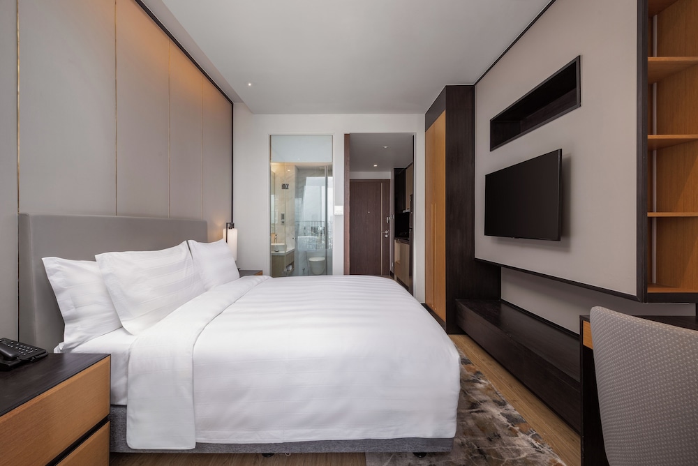 Deluxe Studio, 1 King Bed, Balcony, Partial Ocean View