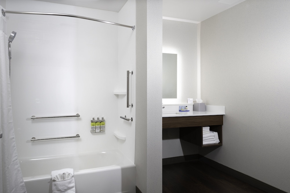 Suite, 2 Queen Beds, Accessible Bathtub (Communication, Accessible Tub) - Photo 5