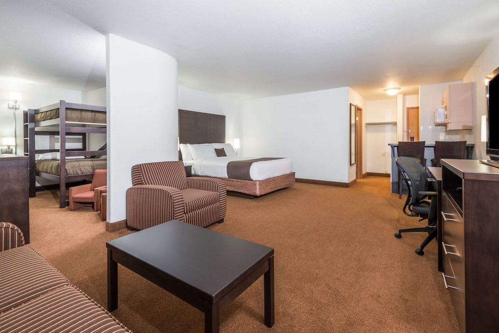 Family Suite, 1 Queen Bed, Kitchen photo 1