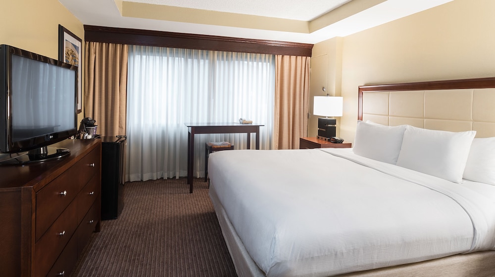 Suite, 1 King Bed, Accessible, Non Smoking - Photo 2