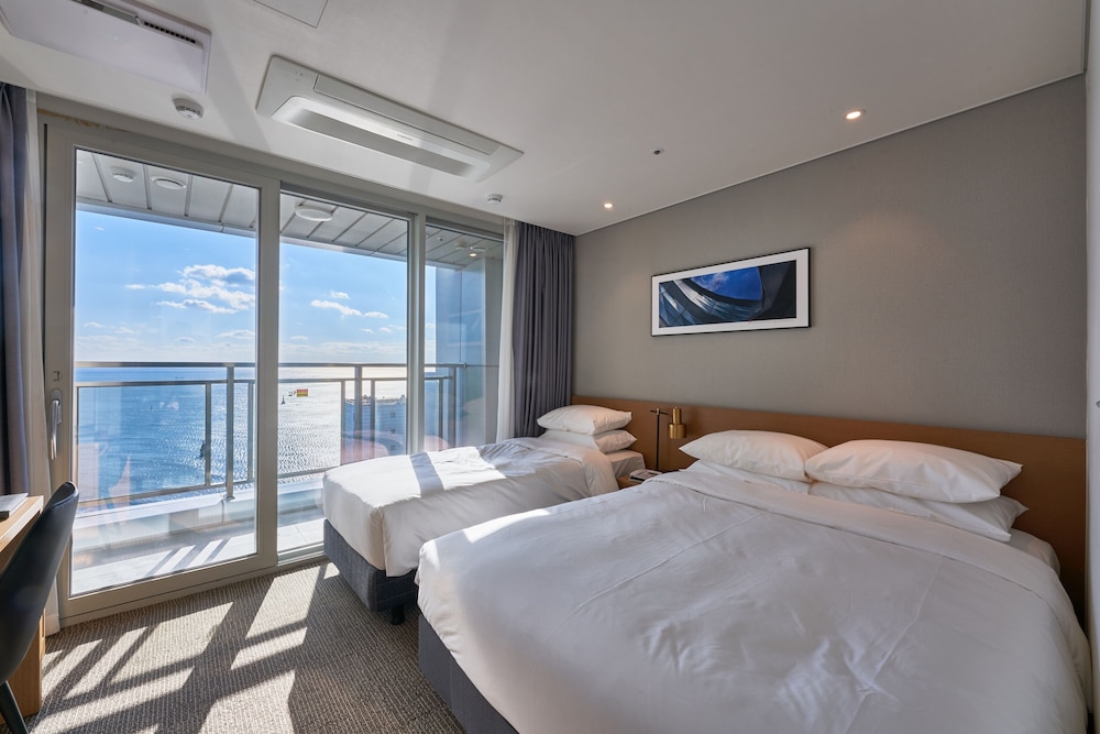 Family Twin Room - Photo 1