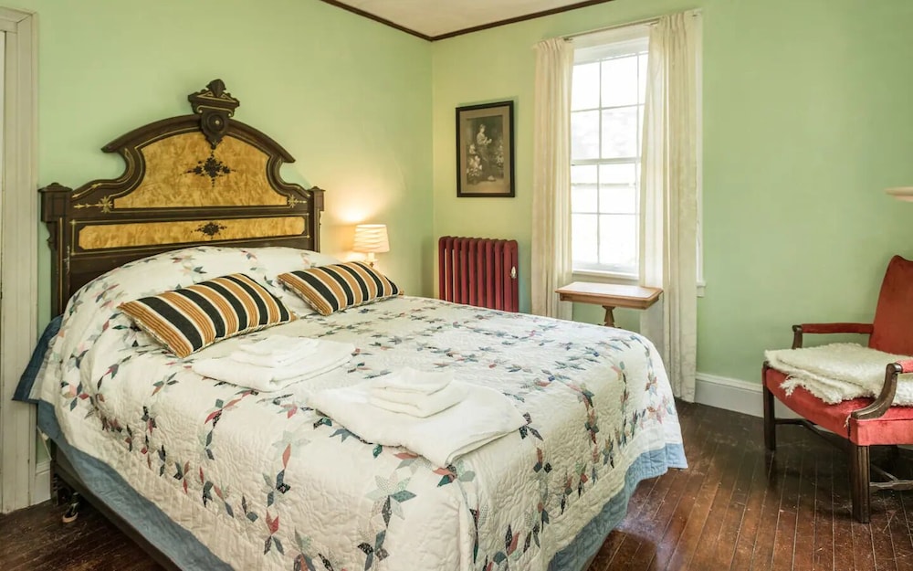 Green Room 1 Queen Bed, Garden View photo 2