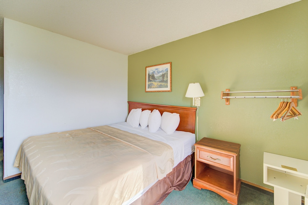 Room, 1 Queen Bed, Smoking - Photo 6