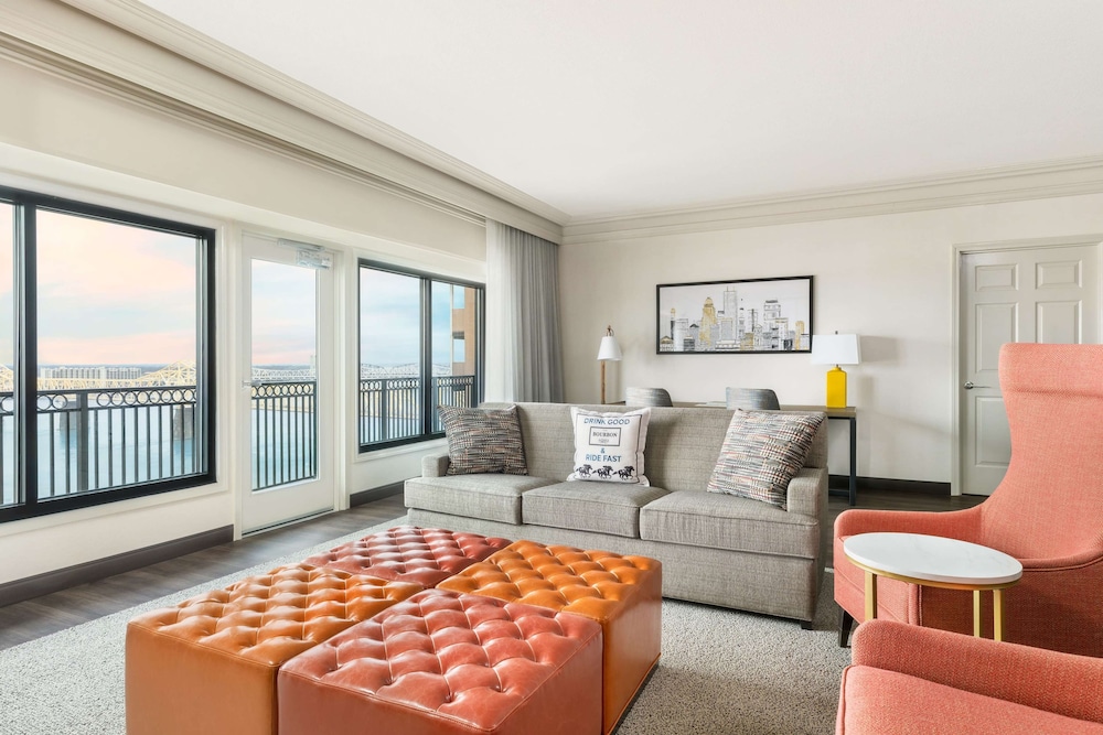 Suite, 2 Bedrooms, Non Smoking (East Twr, Waterview, 2 Queens, 1 King) - Photo 6