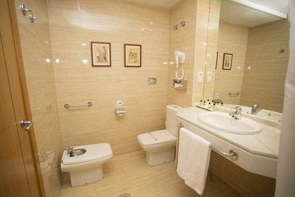 Quadruple Room (3 Adults and 1 Child) - Photo 5