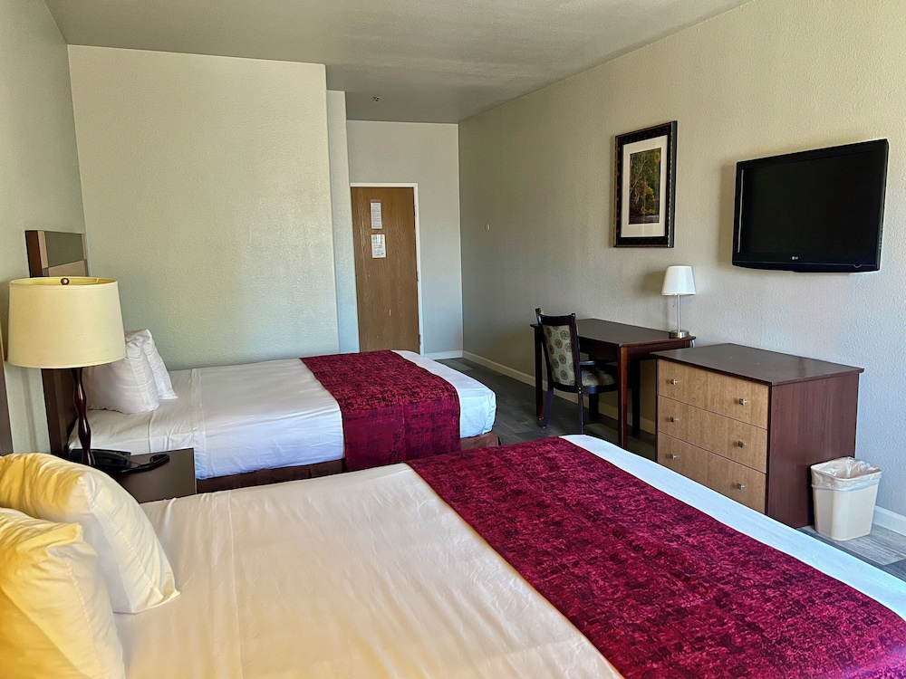 Standard Room, 2 Queen Beds photo 3