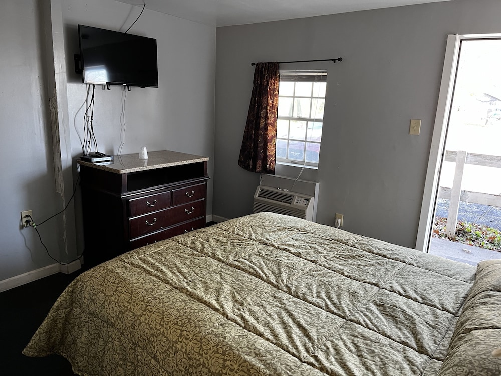 Basic Room, 1 Queen Bed photo 3