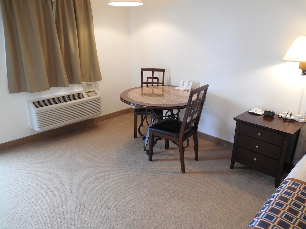 Room, 1 King Bed, Non Smoking photo 2