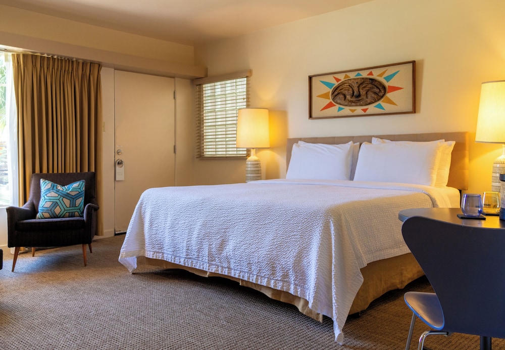 Room, 1 King Bed, Poolside photo 1