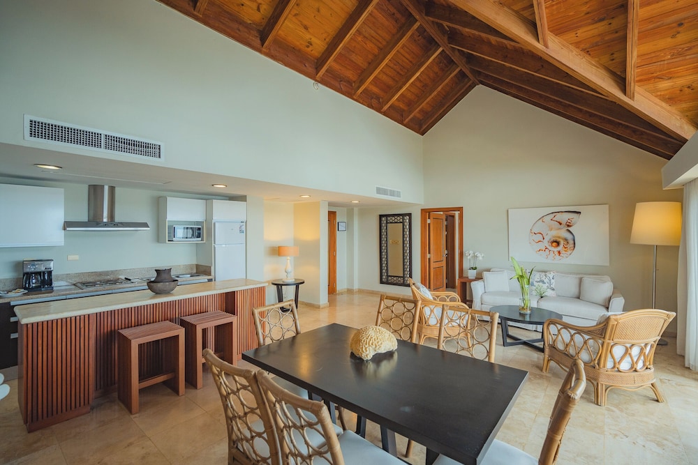 Family Room, 2 Bedrooms thumbnail 5