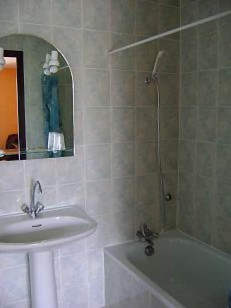 Standard Double Room (Bathroom) photo 2