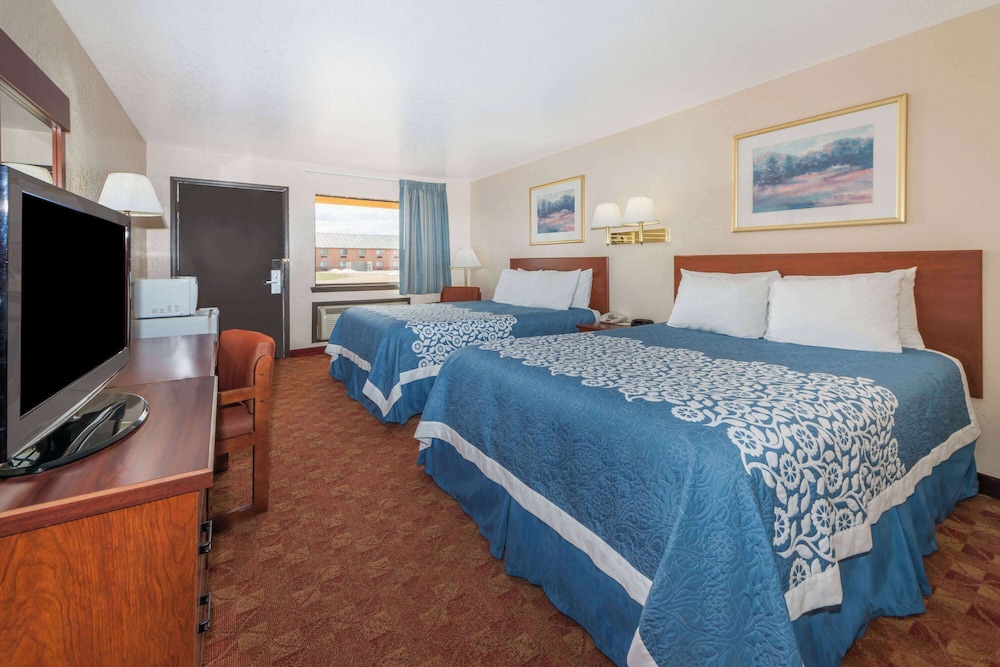 Room, 2 Queen Beds, Smoking - Photo 1