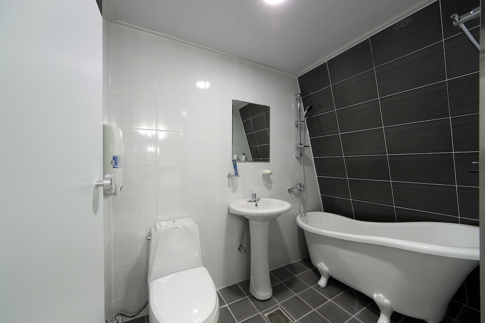 Deluxe Family (Light Breakfast for 3 people, Free Access of Community Room - 1 hour per stay) photo 3