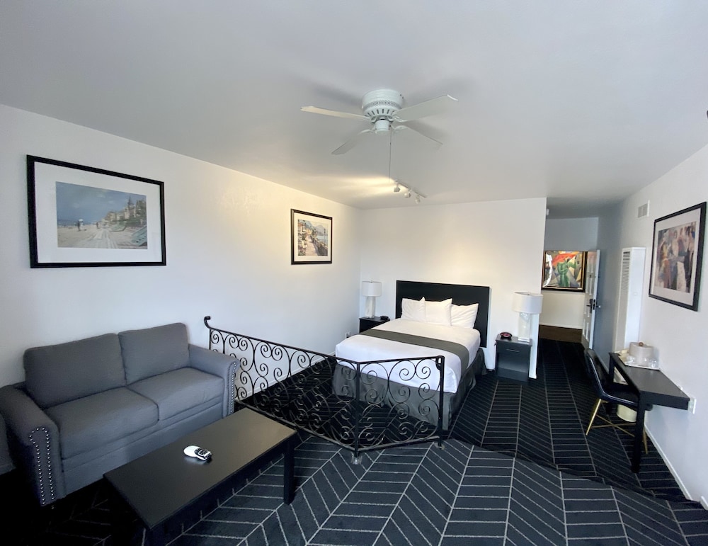 Deluxe Room, 1 Queen Bed, Fireplace & Balcony, Non-Smoking photo 2