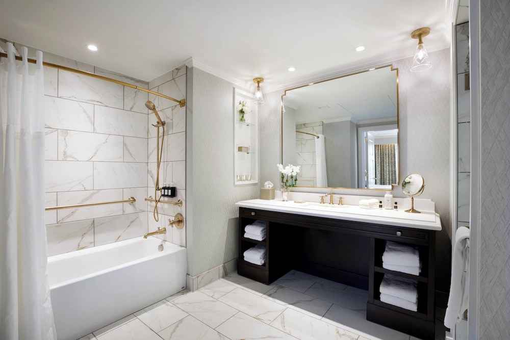 Room, 1 King Bed (Mobility Accessible, Tub) - Photo 3