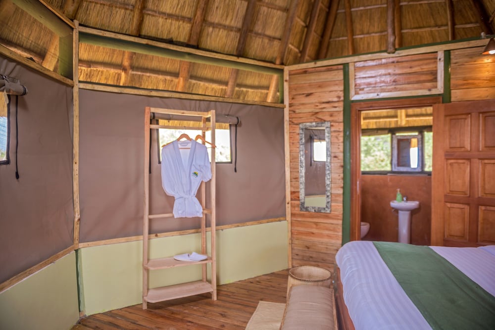 Luxury Double Room, 1 King Bed, Lake View photo 3