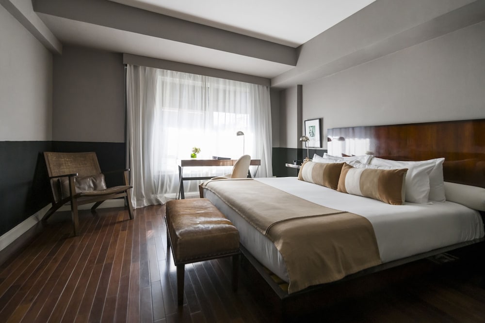 Executive Room thumbnail 6