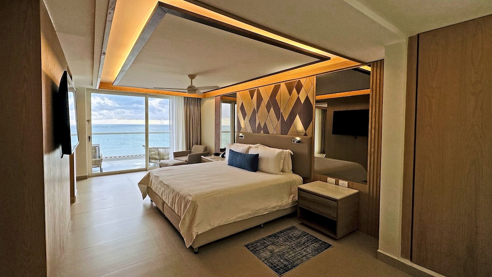 Luxury Sky Chairman Suite Two Bedroom Ocean Front Diamond Club - Photo 24