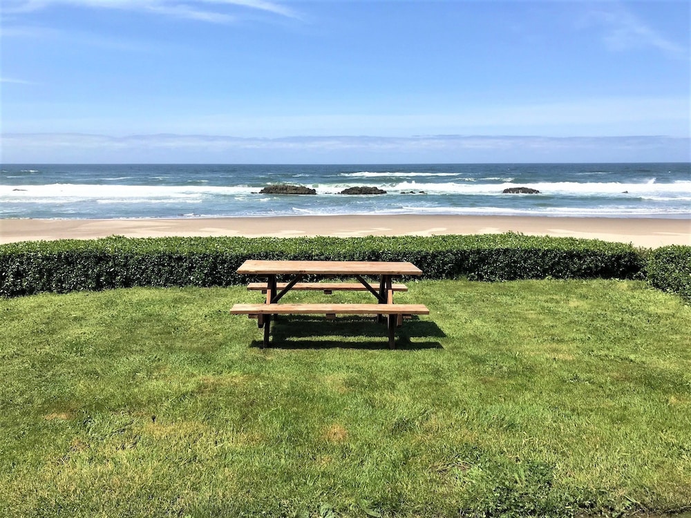 Duplex, 2 Bedrooms, Hot Tub, Oceanfront (Beach Access) photo 3