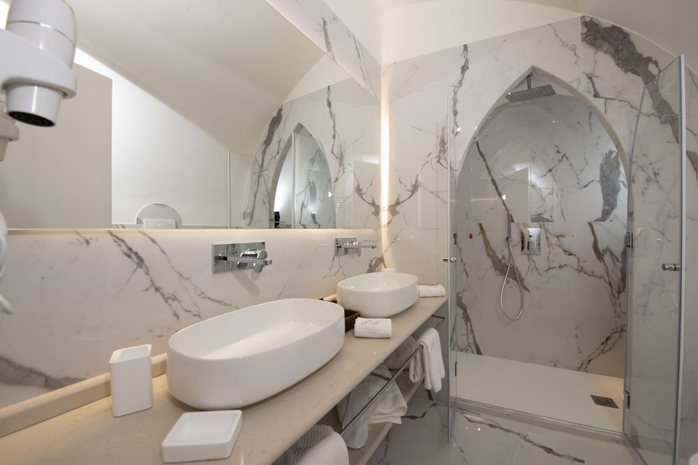 Deluxe Double Room, Bathtub, City View - Photo 8