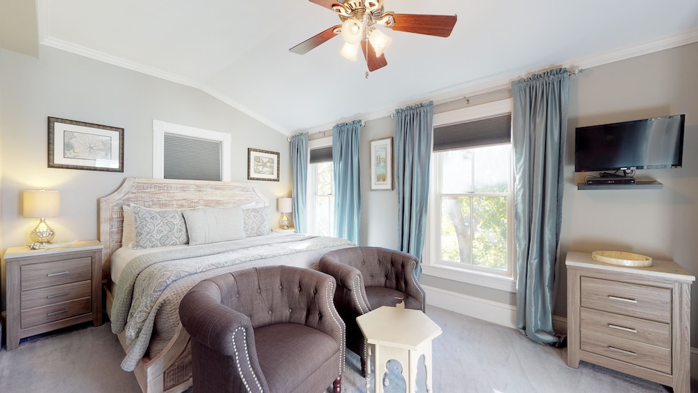 Premium Room, Private Bathroom (Compass Rose - King, Balcony Room) photo 1