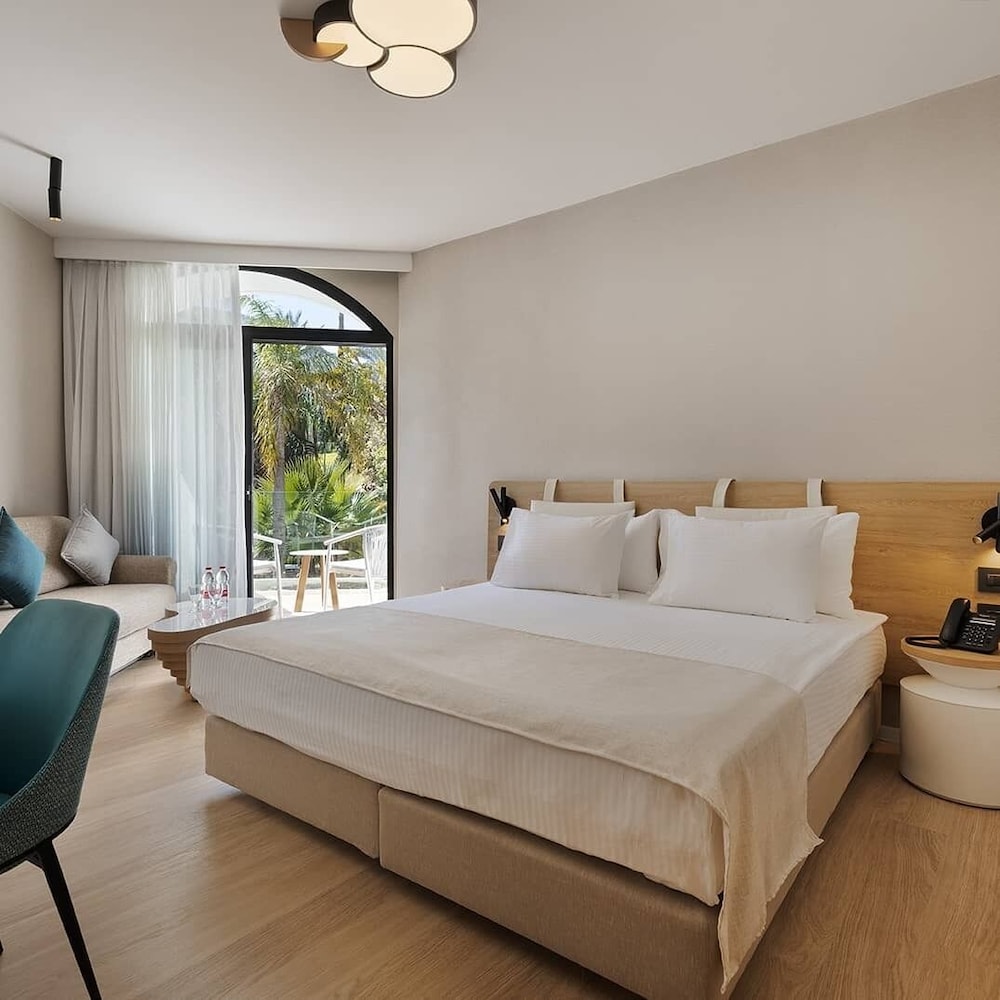 Deluxe Double or Twin Room, Balcony, Lake View photo 1