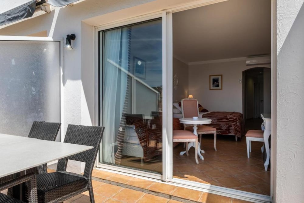 Superior Triple Room, Balcony, Beach View photo 2