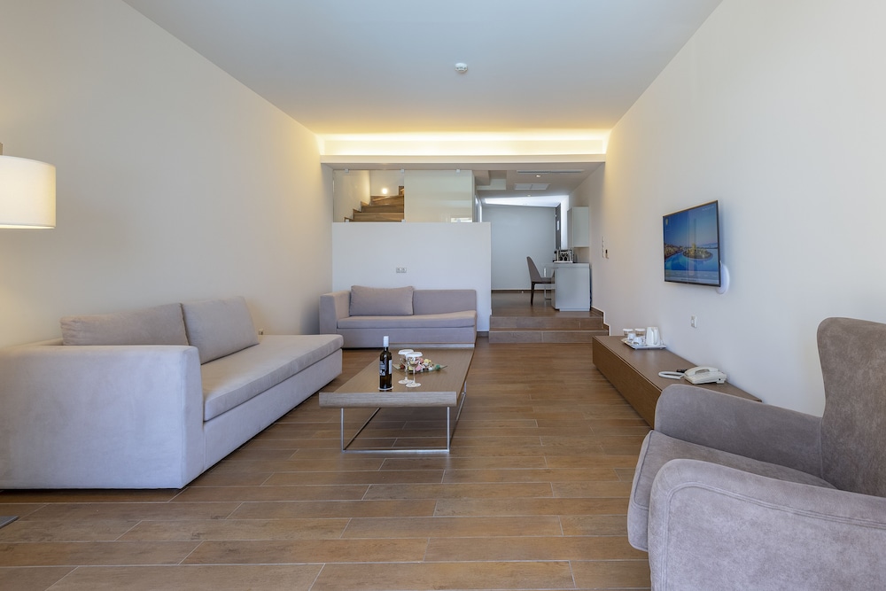Maisonette Suite Sea Front with Sharing Pool - Photo 11