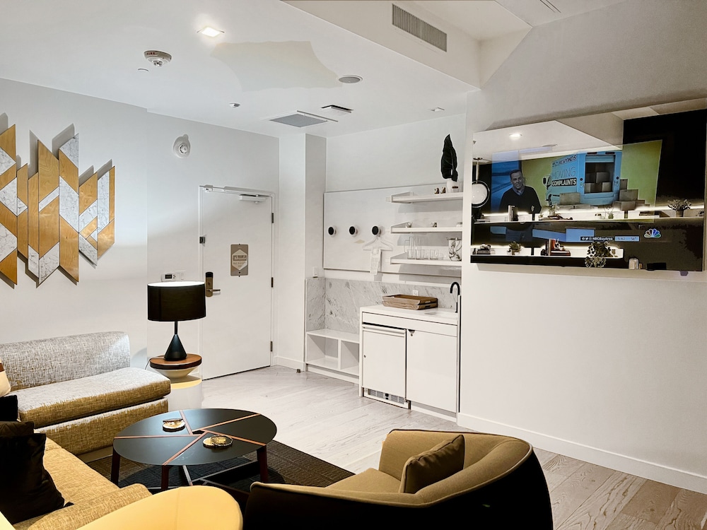 Premium Suite, 1 Queen Bed with Sofa bed (VIP) photo 2