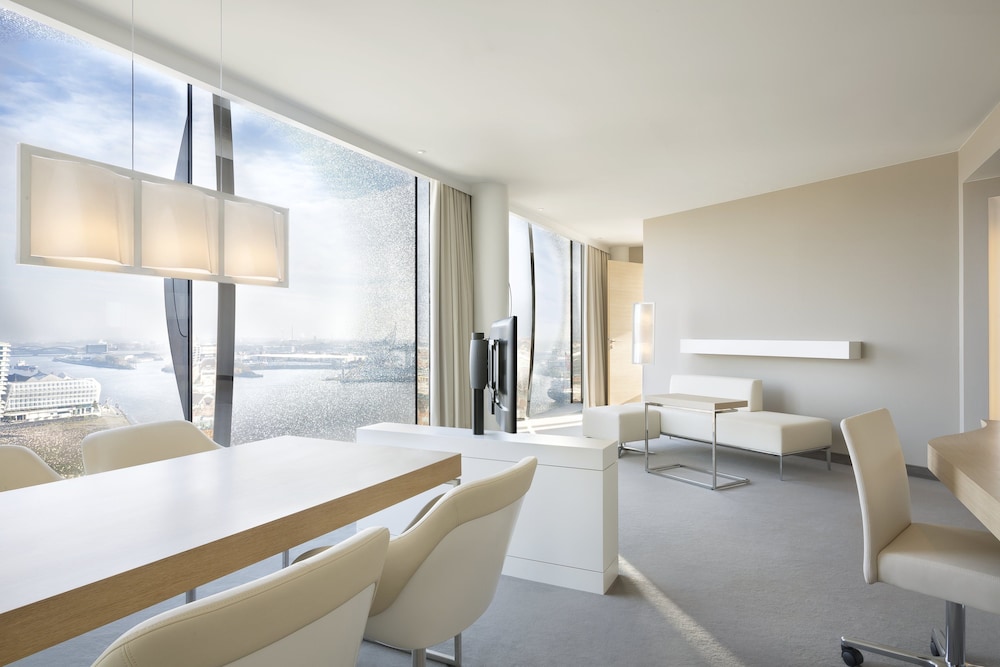 Suite, 1 King Bed, City View