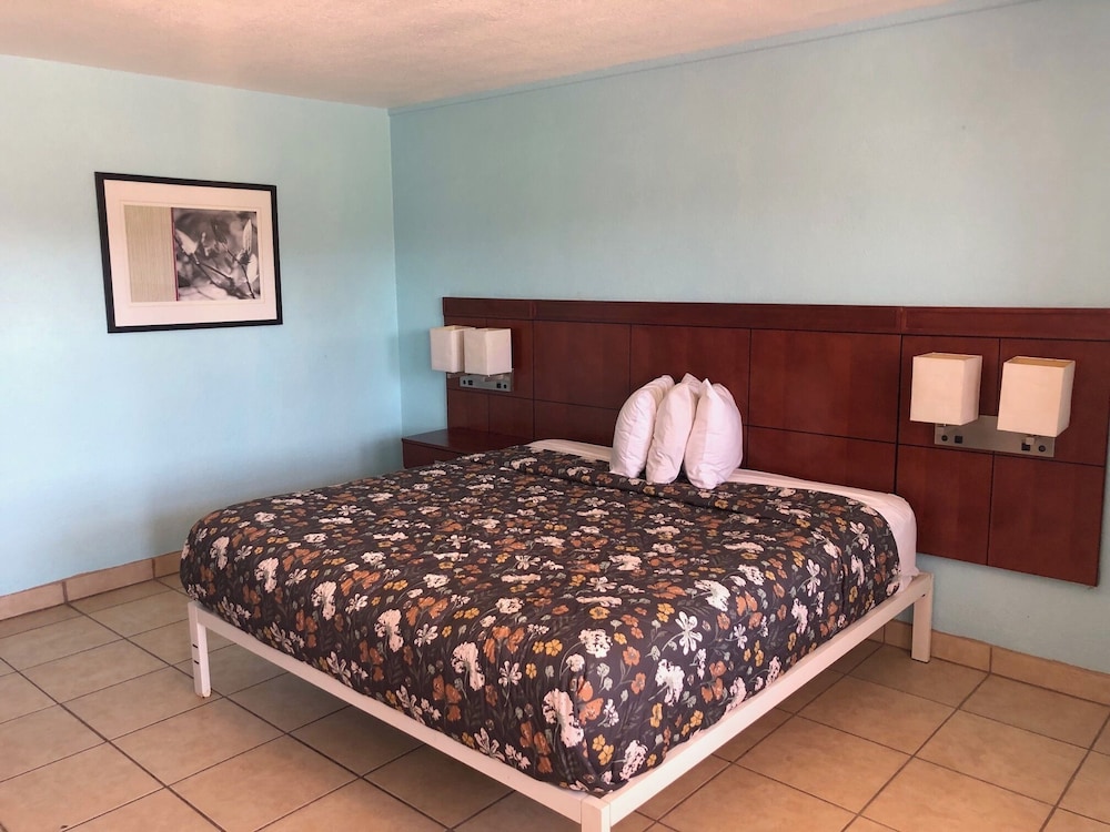 1 King Bed, Non-Smoking, ADA-Accessible, Ground Floor photo 1