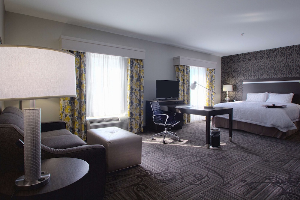 Studio, 1 King Bed, Refrigerator & Microwave (Wet Bar) photo 1