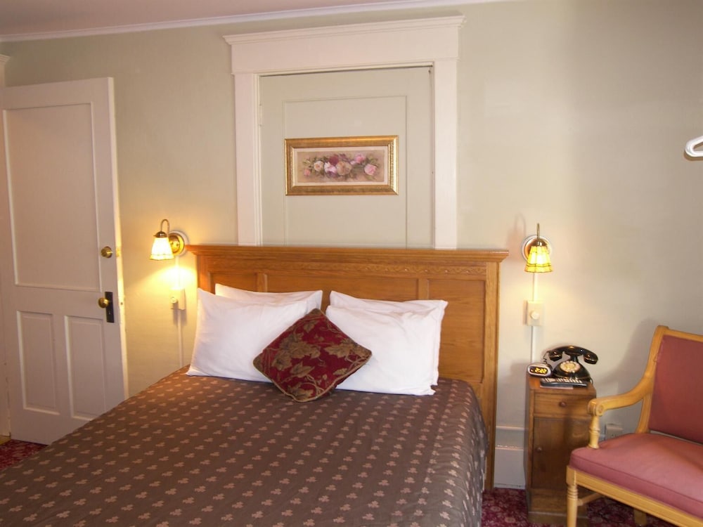 Classic Room, 1 Queen Bed photo 3
