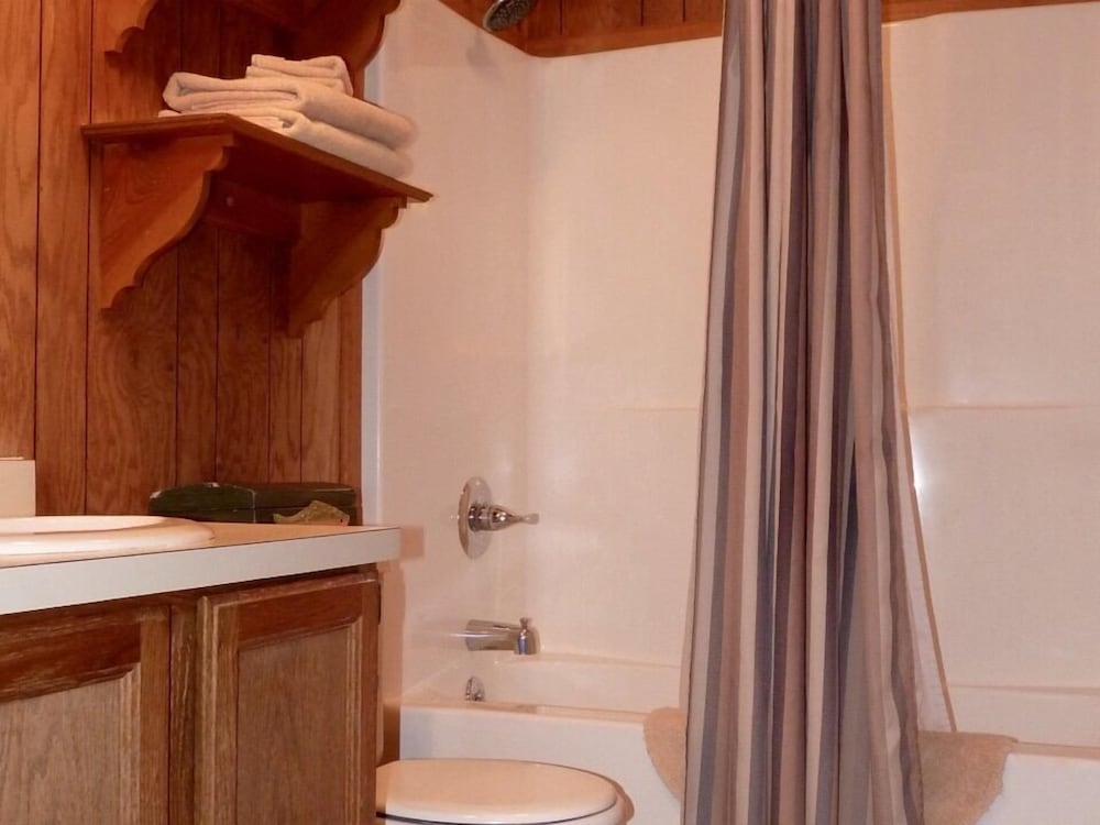 Deluxe Cabin, Private Bathroom (Mountainwood (two BR)) photo 3