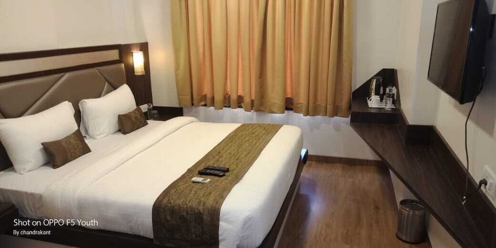 Golden Room - Photo 1