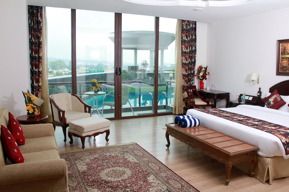 Deluxe Room, 1 King Bed, Pool View (Cabana Double)