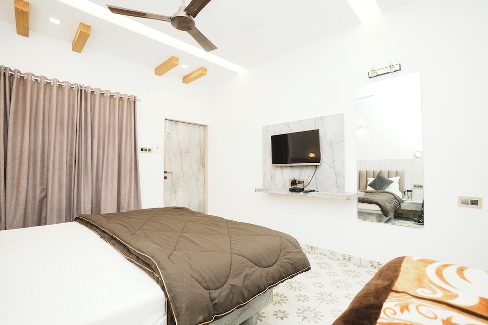 Classic Family Room - Photo 3