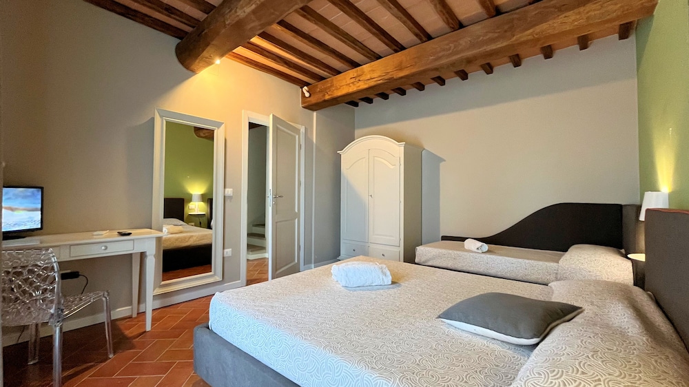 Grand Apartment, 2 Bedrooms, Patio, Hill View
