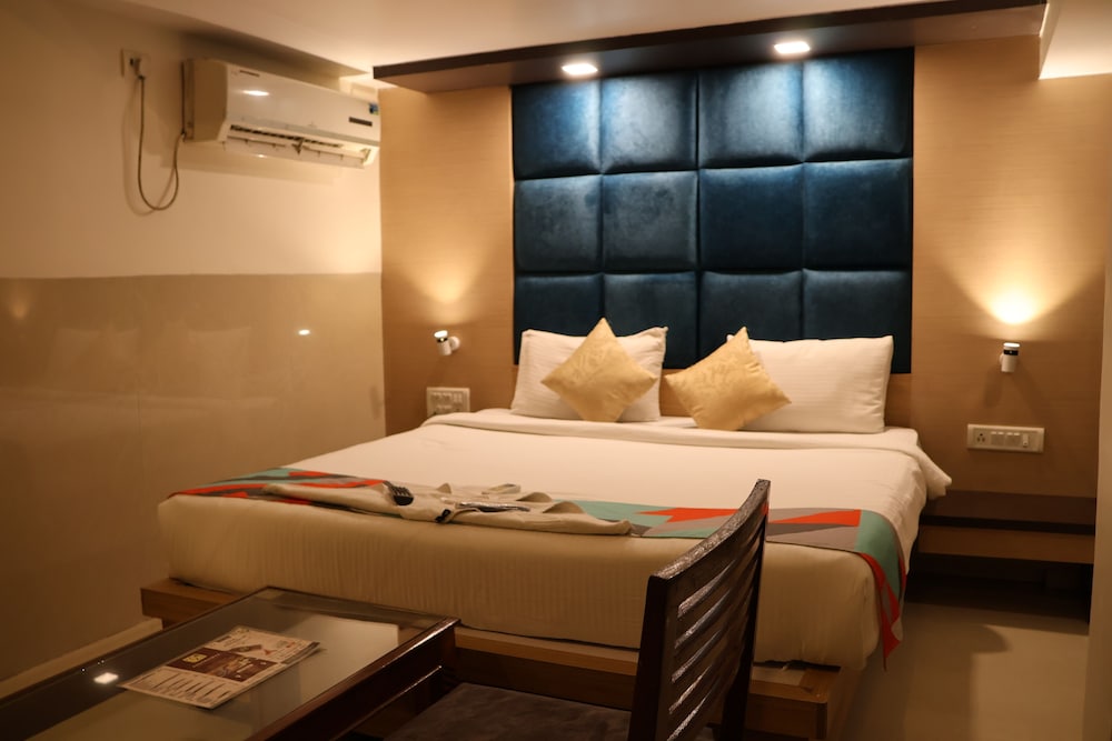 Deluxe Double Room Single Use, 1 King Bed With Sofa Bed, Private Bathroom photo 1