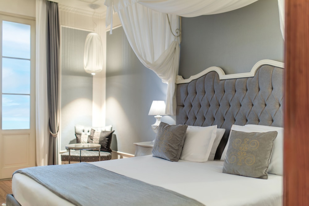 Deluxe Room, Lake View with balcony or garden access